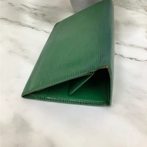 GUC Louis Vuitton Green Epi Sarah Wallet - Picture 8 of 8